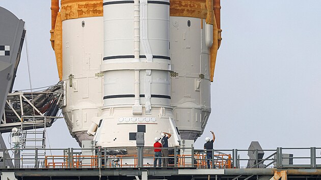 Pracovnci kontroluj raketu Space Launch System (SLS) na startovac ramp 39-B na mysu Canaveral na Florid.