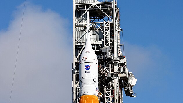 Loď Orion na vrcholu rakety SLS na startovací rampě 39-B na mysu Canaveral na Floridě před středečním startem