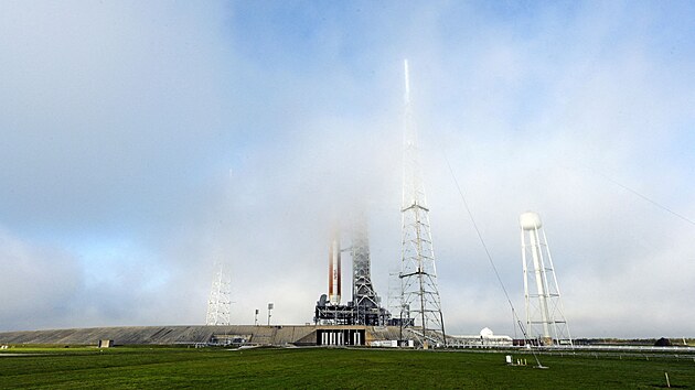 Rann mlha zakrv raketu Space Launch System s lod Orion.