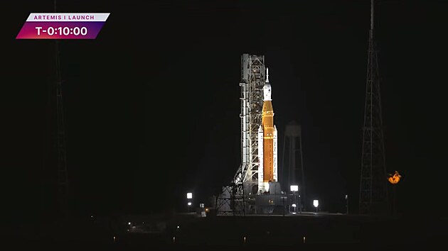 Raketa SLS s lodí Orion při plánovaném zastavení odpočítávání před startem k misi Artemis I.