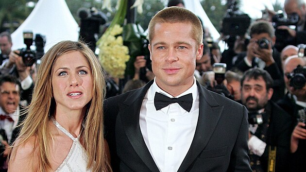 Jennifer Anistonov a Brad Pitt (13. kvtna 2004)