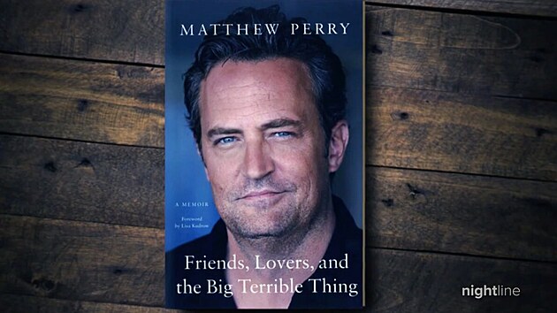 Matthew Perry a jeho paměti s názvem Friends, Lovers, and the Big Terrible Thing (Přátelé, milenky a ta velká, příšerná věc) (2022)