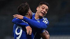 Záloník Jií Spáil, kterému k první ligové tref gratuluje Pavel Zifák (9),...