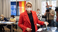 Franziska Giffeyová (SPD) odevzdává hlas v berlínských volbách. (26. záí 2021)