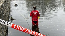 V Jinonickém rybníku bylo tlo mue. Na míst jsou policisté. (13. listopadu...