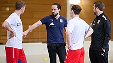 Asistent trenéra Pavel Brus (uprosted) hovoí s hrái na tréninku eských...