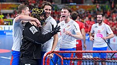 Spoluhrá�i gratulují branká�i Martinu Bene�ovi k chycenému nájezdu v semifinále...