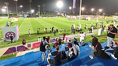 POSLEDNÍ TRÉNINK. Noviná�i sledují záv�re�ný trénink katarské fotbalové...