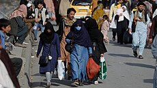 eny procházejí po ulici v Kábulu. (9. listopadu 2022)
