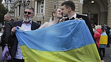 Novomanelé drí ukrajinskou vlajku, lidé se shromaují v centru msta na...
