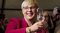 Nataša Pircová Musarová ve svém volebním štábu v Lublani oslavuje vítězství ve...