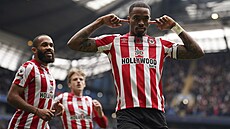 Útoník Ivan Toney z Brentfordu se raduje ze svého gólu do sít Manchesteru...