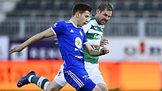 Daniela Mareka z Mladé Boleslavi (vlevo) stíhá jablonecký Tomá Hübschman.