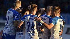 Fotbalisté Baníku Ostrava oslavují vstelený gól.