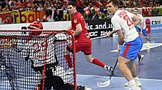 �eský úto�ník Mat�j Jendri�ák (vpravo) st�ílí gól v semifinále MS proti...