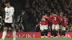 Fotbalisté Manchesteru United se radují z gólu v utkání proti Fulhamu.