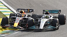 Tsný souboj Maxe Verstappena (vlevo) a Lewise Hamiltona ve Velké cen Brazílie