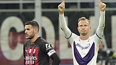 Záloník Antonín Barák z Fiorentiny oslavuje svoji trefu proti AC Milán.