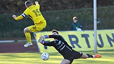 Lí�e�ský branká� Vojt�ch Marek zasahuje p�ed Pavlem Rudnytskyym z Varnsdorfu.