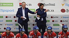 Trenér národního týmu Kari Jalonen komunikuje spolu se svým asistentem Martinem...