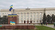 V Chersonu již vlají ukrajinské vlajky. (11. listopadu 2022)