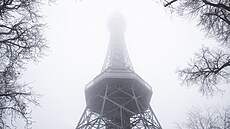 Ranní inverze v Praze na Pet�ín� (13. listopadu 2022)