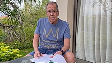 Ruský ministr zahranií Sergej Lavrov te dokumenty na terase na Bali v...