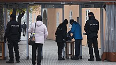 Bezpečnostní kontroly na Pražském hradě. (15. listopadu 2022) | na serveru Lidovky.cz | aktuální zprávy
