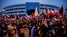 Demonstranti podporující iniciativu „Česko na 1. prvním místě“ dorazili před... | na serveru Lidovky.cz | aktuální zprávy