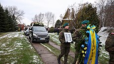 V Polsku pochovali první ob zásahu ukrajinské rakety. (19. listopadu 2022)