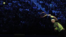 panl Rafael Nadal podává na Turnaji mistr.