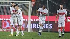 Turecký útoník Enes Ünal (zcela vlevo) slaví vstelený gól v zápase proti...