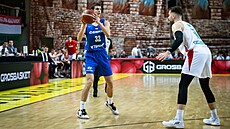Mladík Richard Bálint dr�í mí� v utkání proti Ma�arsku.