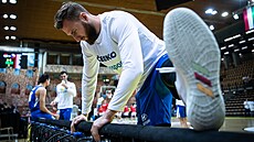 Pivot Martin Kí se rozcviuje v Szombathely ped utkáním s Maarskem.