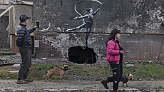 U o víkendu se Banksy pihlásil k nástnné malb ukrajinské gymnastky na...