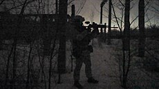 Ukrajinský voják používající noční vidění (4. února 2022)