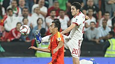 Íránský fotbalista Sardár Azmún (vpravo).