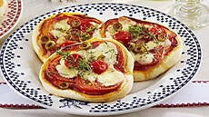 Minipizzy s raj�aty, s�rem a olivami
