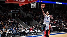 Tomá Kyzlink najídí na ko v zápase s ernou Horou.