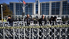 Turecká policie steí budovu Justiního paláce v Istanbulu, ped kterou se...