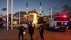 Turecké bezpečnostní složky vyšetřují útok na třídě Istiklal v Istanbulu. (13....