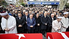 Zábr z pohbu obtí útoku na istanbulské tíd Istiklal Caddesi (14. listopadu...