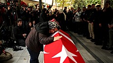 Zábr z pohbu obtí útoku na istanbulské tíd Istiklal Caddesi (14. listopadu...