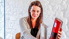 Barbora Weinzettlová ukázala hlavní cenu v souti eská cena za architekturu.