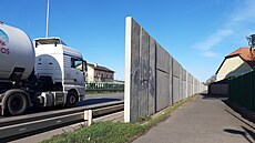 Stávající protihluková st�na se u rosického nádra�í podél silnice I/37 táhne v...