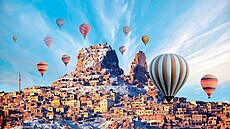 Let balonem je pro Kappadokii na východ Turecka typický.