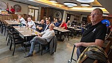 V první ad poslouchal Jalonena a spol. liberecký Augusta. Vedle nj...