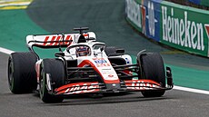 Dánský pilot F1 Kevin Magnussen ovládl kvalifikaci na sobotní sprint v Brazílii.