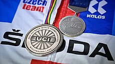 Cyklista Mathias Vacek pedstavil na tiskové konferenci  stíbrné medaile,...