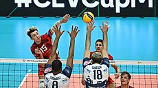 David Kollátor z týmu Lvi Praha se snaí pekonat blok volejbalist Piacenzy.